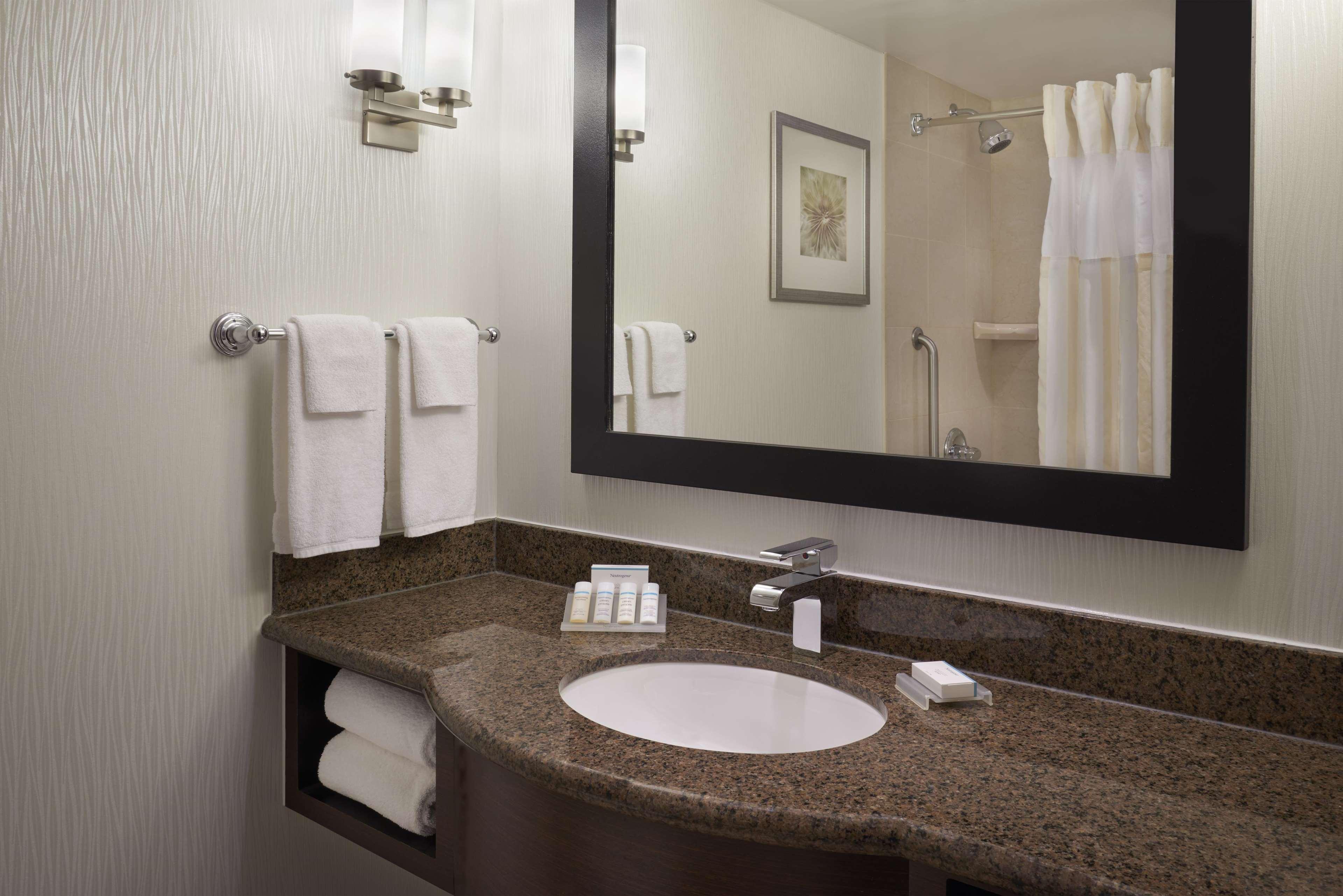 Hilton Garden Inn Toronto Airport West/Mississauga Bagian luar foto